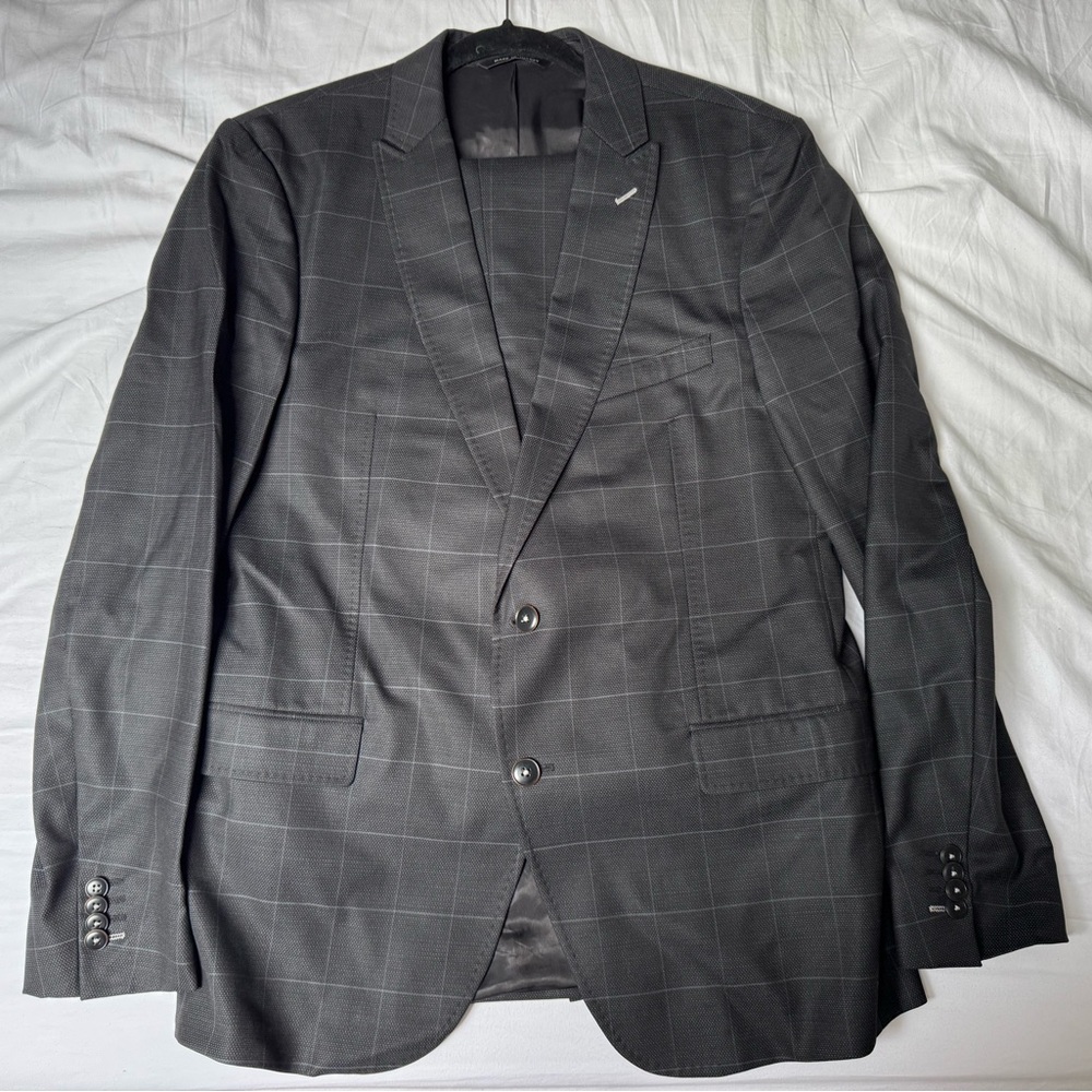 Lot of 4 Suits - Hugo Boss, Paul Betenly, Sarar, Abito